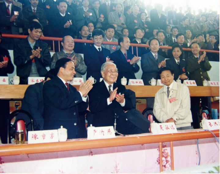 1992年10月18日,时任全国人大常委会副委员长严济慈参加东阳中学建校