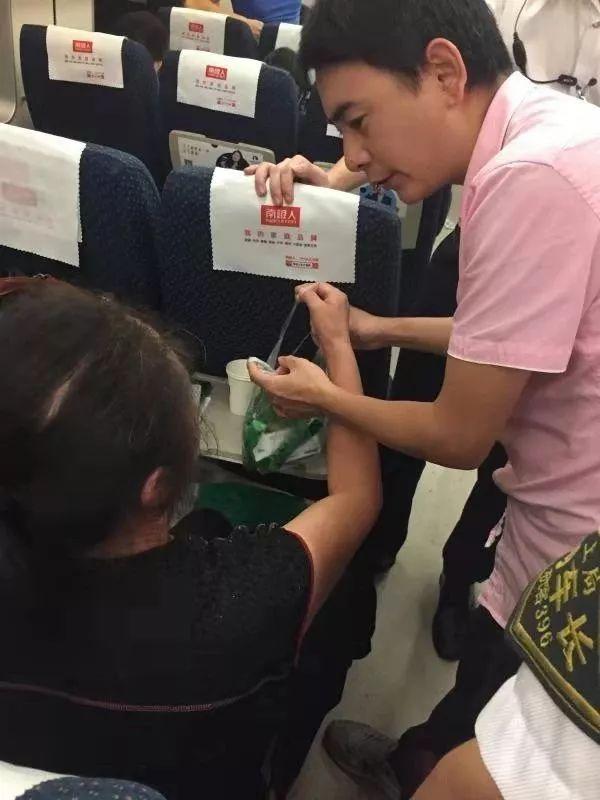 暖心！飞驰的d2224次动车上，这群新区医务人员紧急出动，他冲在最前面……