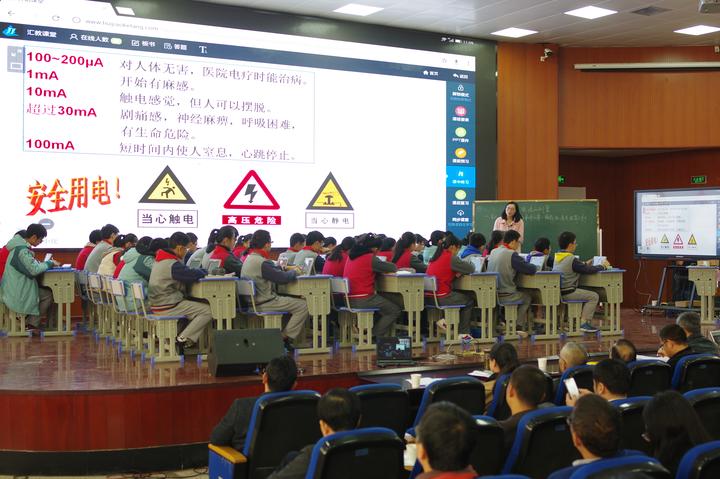 沈晶老师在上展示课.JPG