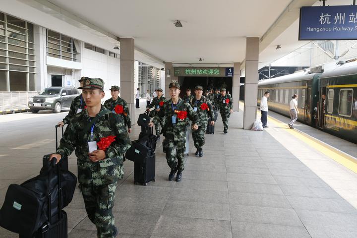 浙江万余名新兵陆续启程入伍"火热的军营 我们来啦!