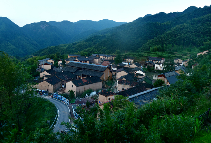 从枫坑水库大坝口通往杨盆村栖隐大安旅居小镇慢养