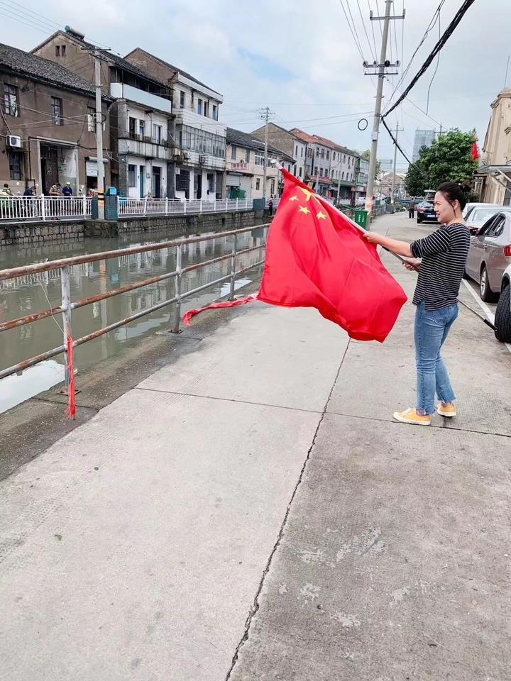 浒山街道孙塘社区灾后巡查,撤收破损国旗.