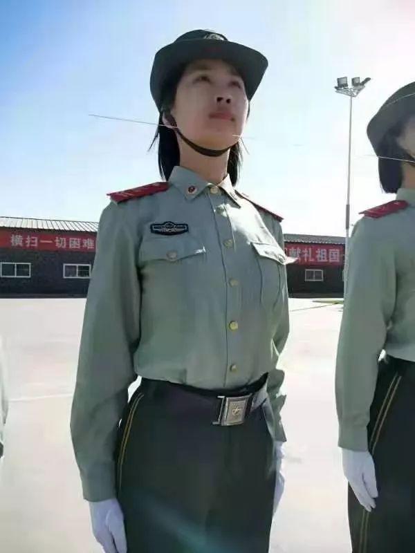 她参加的是女兵方队现在武警浙江省总队医院 四级警士长2006年12月