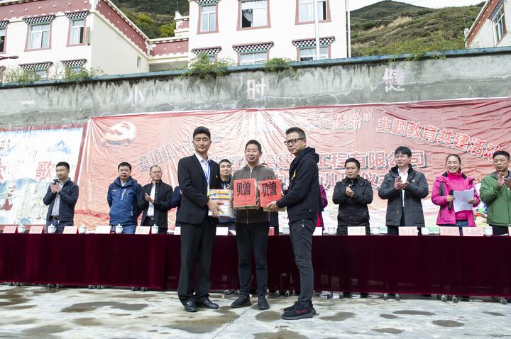 章镇镇的领导和爱心企业向抚边小学学生捐赠图书和学习用品.JPG 章镇镇的领导和爱心企业向抚边小学学生捐赠图书和学习用品.JPG