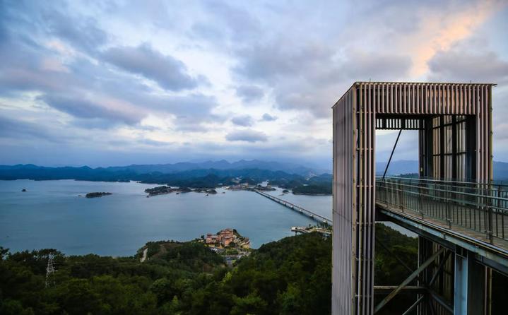 《天嶼觀景》泰格 攝於千島湖《時光隧道》碧青 攝於永康山後胡隧道