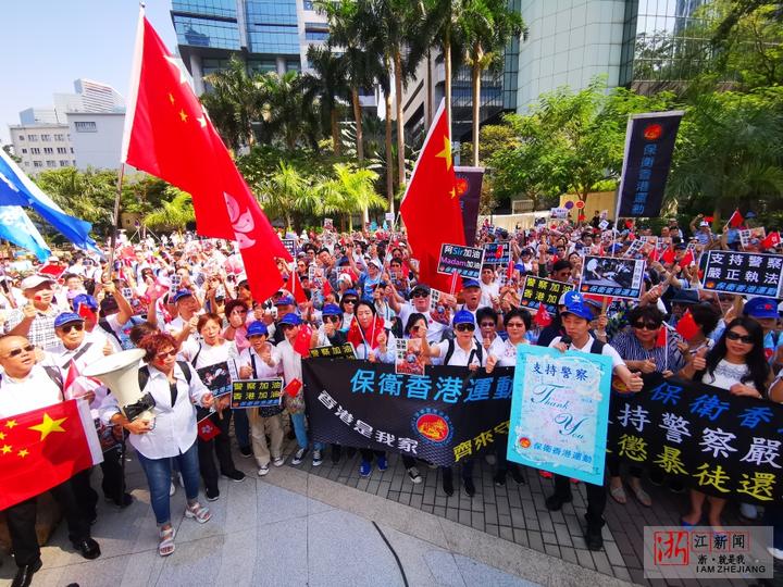 千余市民上街游行为香港警察加油打气