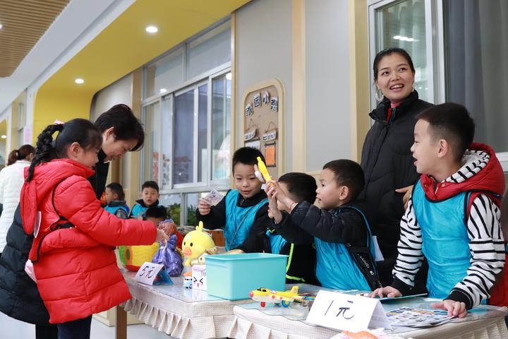 东阳市机关幼儿园办跳蚤市场孩子变身小掌柜