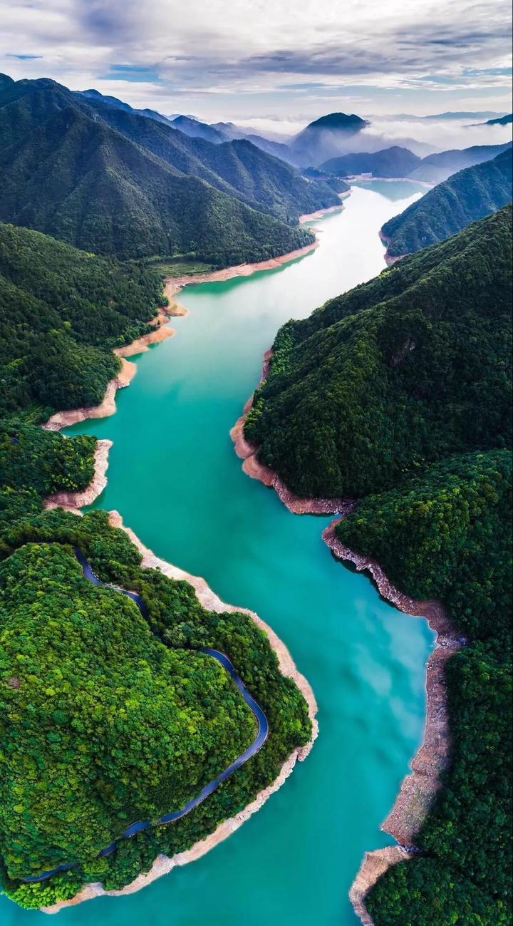 舒同才 攝烏溪江大橋的煙山暮雨,萬頃茶田的田間小路,更多風景正在