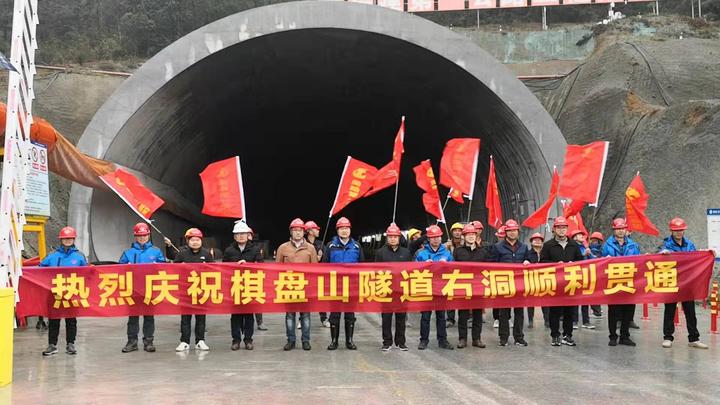 昨天(1月11日)上午,伴随着一声清脆的爆破声,杭绍台高速公路绍兴金华