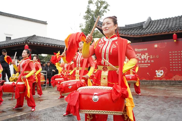 庄重的祭祀典礼之后,在锣鼓队和舞狮乐队的带领下祈福巡游让古镇的