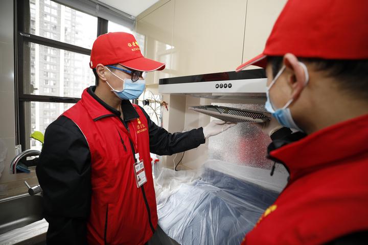杭州暖心行动：百余名公益志愿者为援鄂医护家庭清理家电
