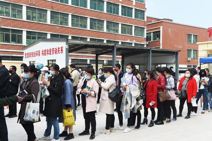 义乌:劳务市场恢复开放 务工人员找工忙