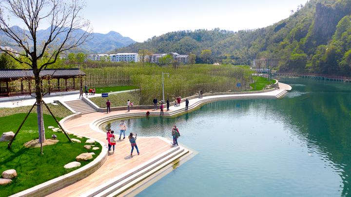 该乡滨水广场配套建设有亲水步道,观光水坝,露天泳池等,是市民亲近大