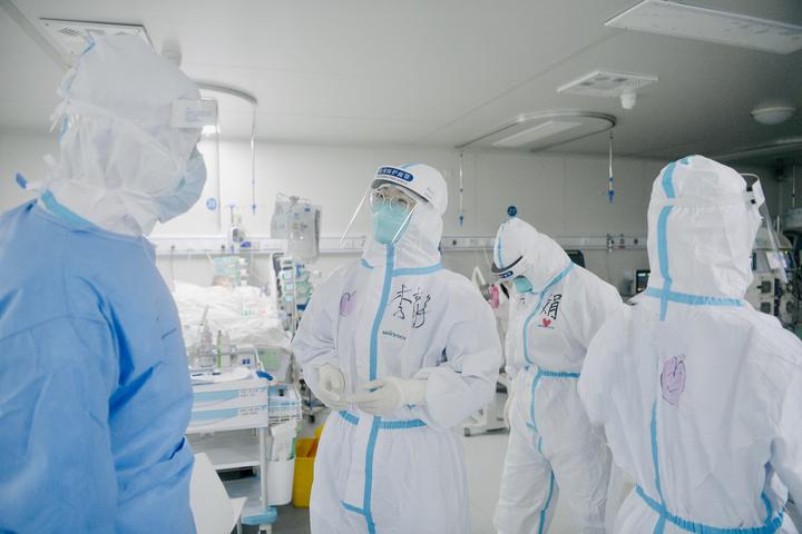 李静（左二）在雷神山医院重症监护病区了解新冠肺炎重症患者医疗救治工作.jpg