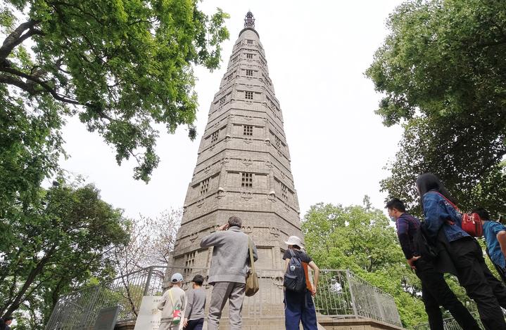 保俶塔位於西湖北側寶石山,始建於北宋,歷史上幾經毀建,現存7層實心磚