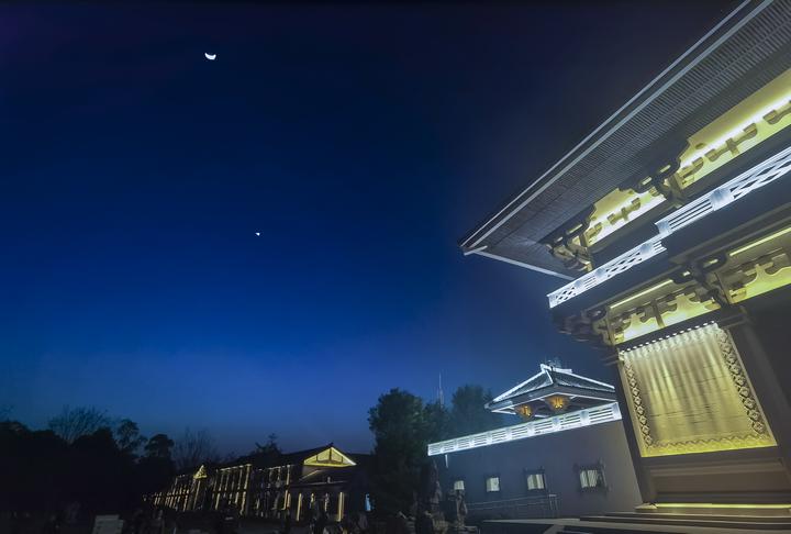 天上人间星伴月