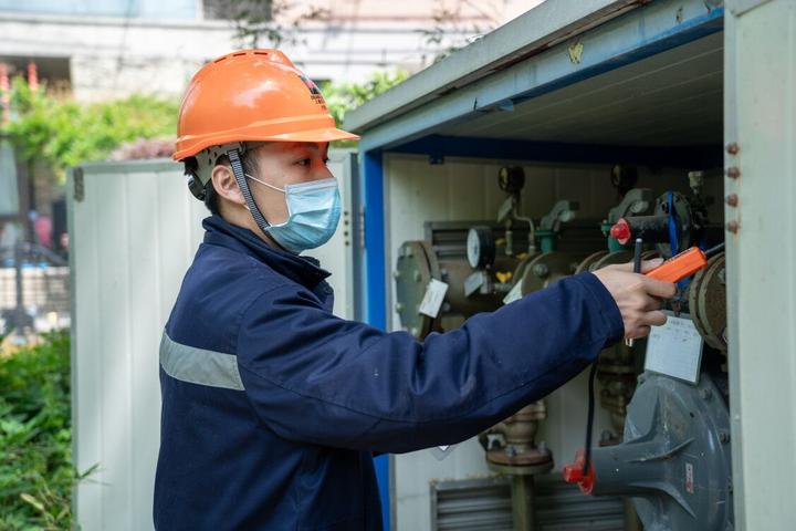 浙能城燃上虞天然氣公司巡線員張高炯正檢查小區調壓櫃.馮俞 攝.jpg