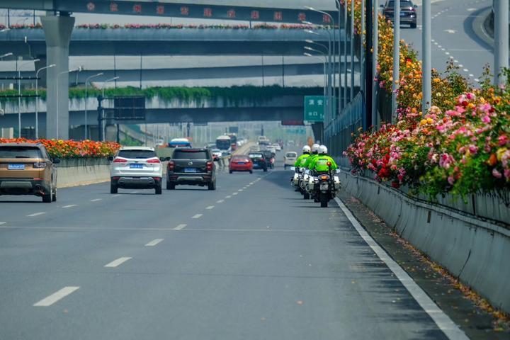 长假期间 杭州西湖景区交通顺畅 交警提醒雨天行车安全