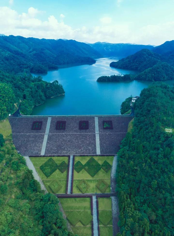 摄徐灿法摄南山湖为邻近嵊州市贵门乡的一个风景区,是一个人工水库
