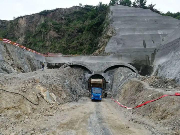 太和山隧道工程西起长岙路,与建设路相连,东至安康路,与海韵路相连,全