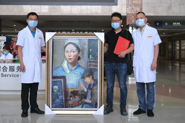 东阳美术老师向横店文荣医院捐赠抗疫题材油画作品