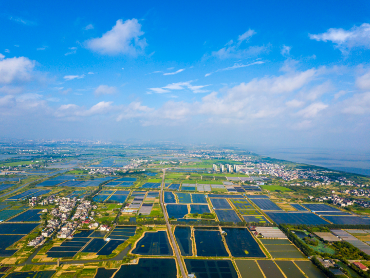 太湖溇港圩田"春秋佳日,小舟溯流,城南众山环于周,如翠玉琢削,空浮水