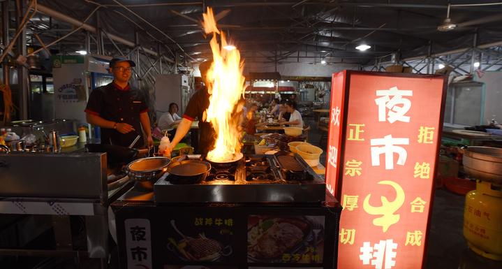 地摊摆出来夜市逛起来