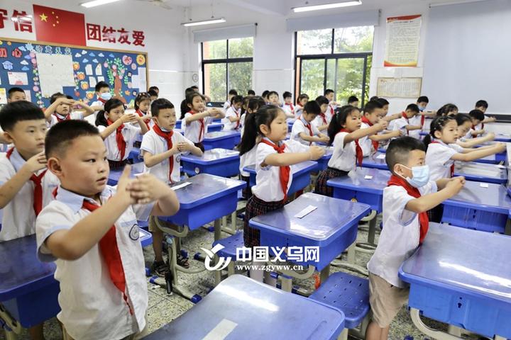 一大早,在义乌市大陈镇云溪小学201班,班主任骆欣欣走进教室准备上课