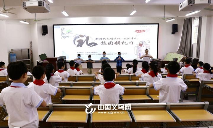 一大早,在义乌市大陈镇云溪小学201班,班主任骆欣欣走进教室准备上课