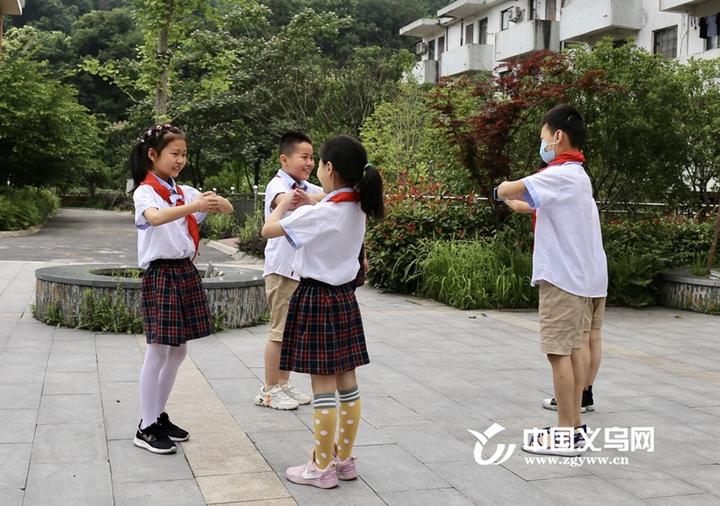 一大早,在义乌市大陈镇云溪小学201班,班主任骆欣欣走进教室准备上课