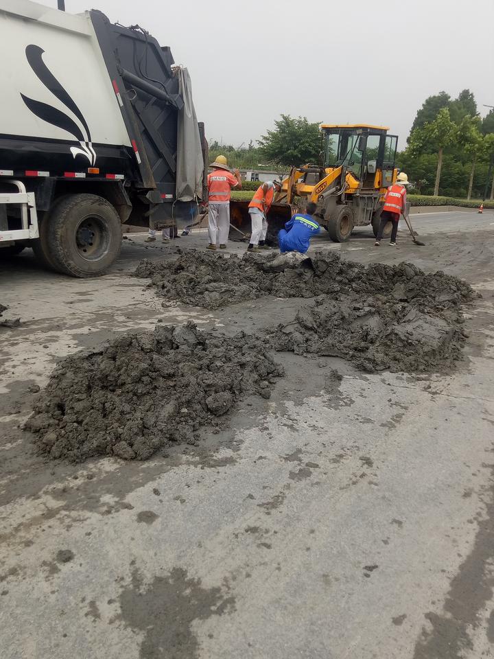 近日,绍兴多处路段出现千余米道路淤泥抛洒带,环卫工人迅速出击进行