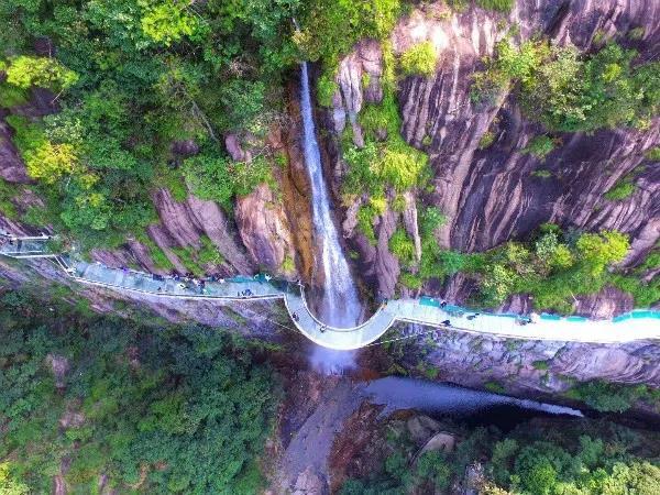 天台山龍穿峽景區內群山環抱,擁山為屏,飛瀑流泉,以水傳情,