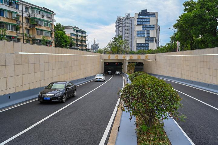 6月29日上午,杭州首条下穿古运河的城市隧道—香积寺路隧道开通试