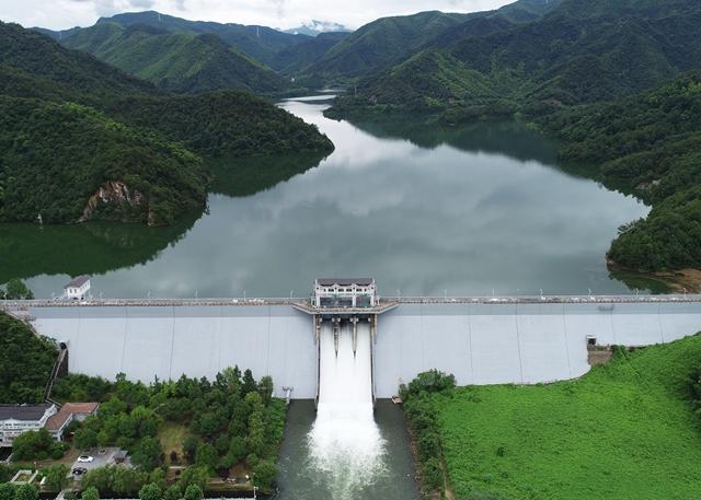 7月3日,安吉縣賦石水庫,鳳凰山水庫等水庫開閘洩洪.