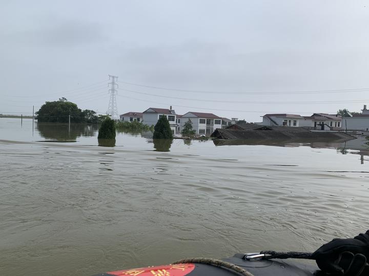 现场一片汪洋部分房屋只剩屋顶露出水面.jpg
