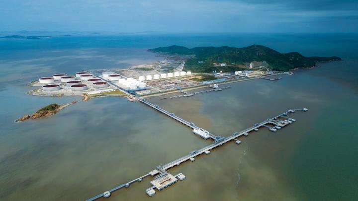 登高俯瞰魚山島,山丘與海岸線之間的平地上,林立著巨型石化生產設施