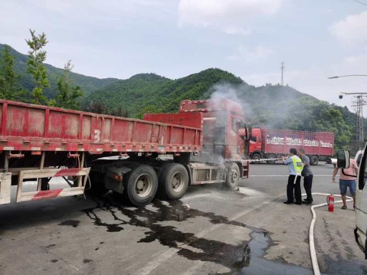 突發一輛冒著黑煙的貨車衝進次塢收費所