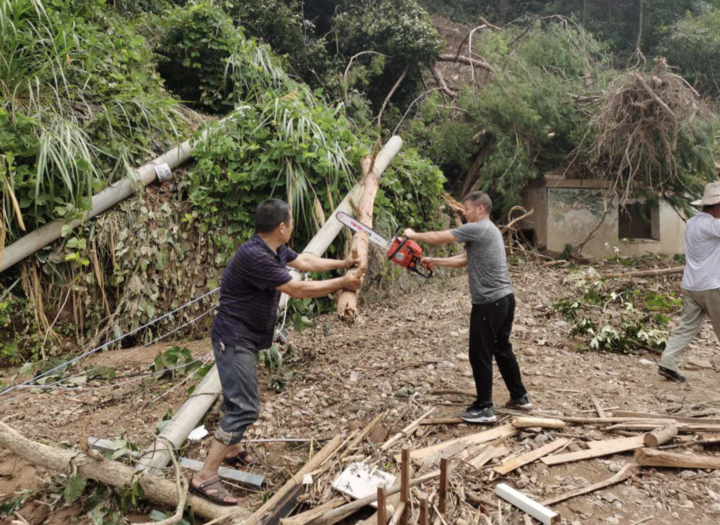 逆行路上,这些乘风破浪的身影真动人—唐先镇干部群众抗击台风"