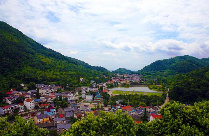 諸暨市大唐街道橋頭村地處瀆溪江源頭,山清水秀,群山環抱,房屋錯落有