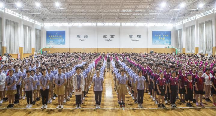 9月1日上午,上虞实初教育集团百官中学举行"健心见行,做精致的善行者"