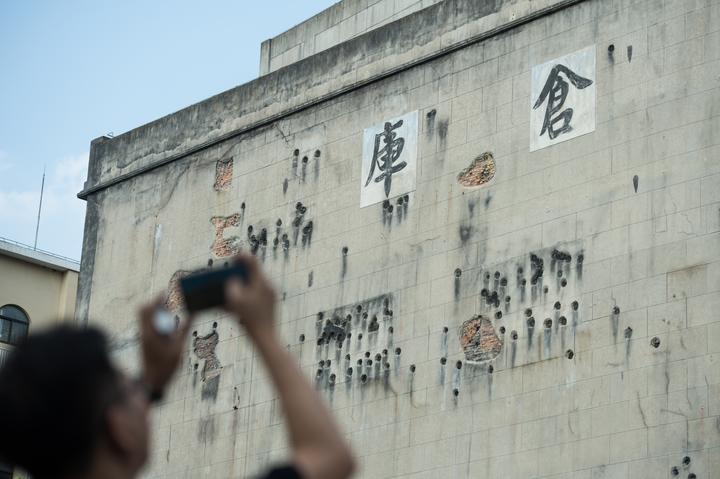 弹坑墙诉说着抗战血泪史上海四行仓库抗战纪念馆观众络绎不绝