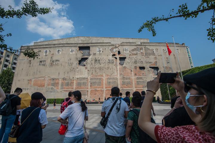 弹坑墙诉说着抗战血泪史上海四行仓库抗战纪念馆观众络绎不绝