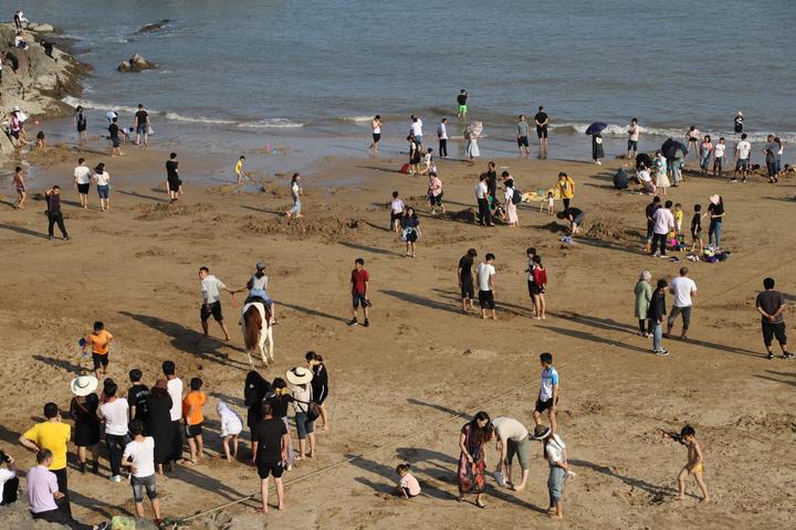 在溫嶺市松門鎮,海濱浴場遊人如織,洞下沙灘,龍門沙灘,以及水桶岙沙灘