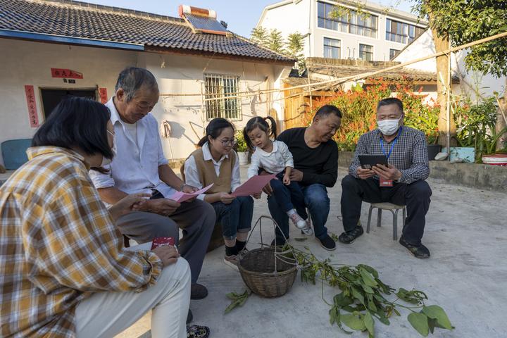 在大学做人口普查员_人口普查员证件图片(2)