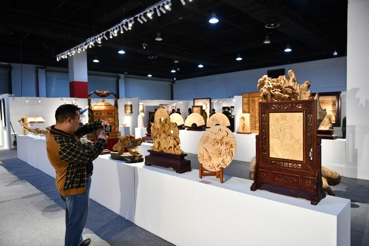 在线观展人数200万直播带货近3500万元三展合一为木雕红木聚气聚财