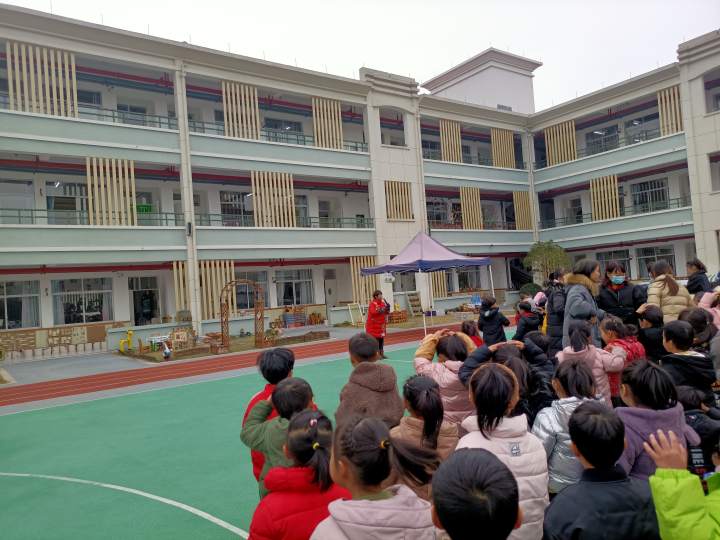 东阳市横店中心幼儿园进行地震逃生演练