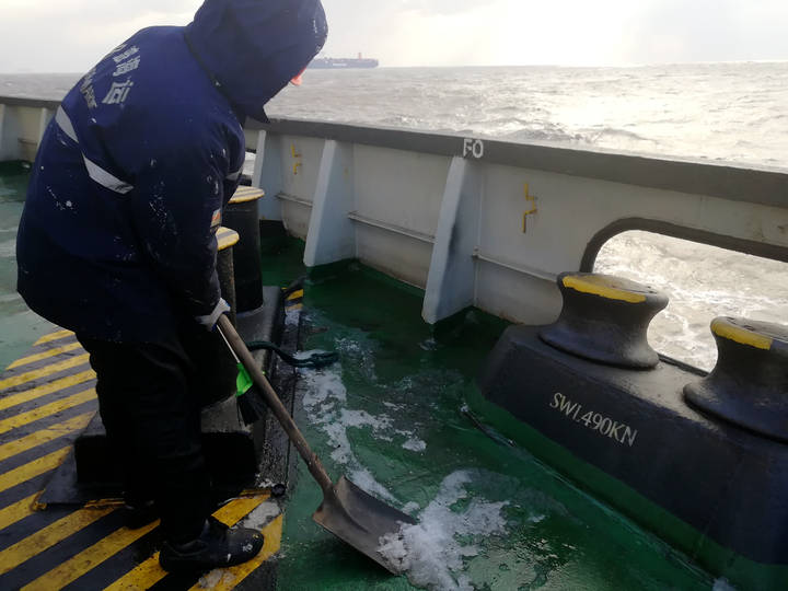 浙能集团旗下宁波海运公司船员铲除船上积冰。沈水云 摄.jpg