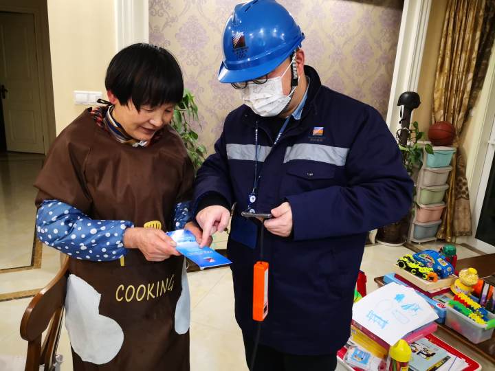 浙能城燃上虞天然气公司入户安检员朱泽上门为用户进行燃气安全检查。 冯俞 摄.jpg