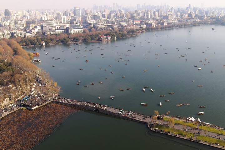 西湖游客尽享冬日暖阳（里尔摄影）4.jpg