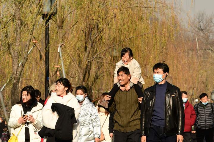 西湖游客尽享冬日暖阳（里尔摄影）6.jpg